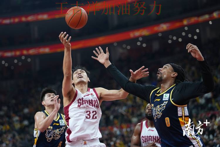 中国男篮绝杀取胜点燃全场气氛 进攻效率提升成为亮点